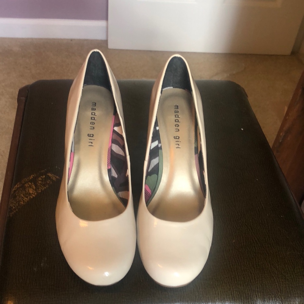 Nude pumps